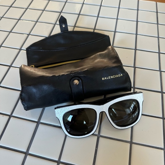 Balenciaga Sunglass - Picture 1 of 8